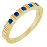 Bague empilable en or jaune 14 carats et saphir bleu de laboratoire