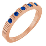 Bague empilable en or rose 14 carats et saphir bleu de laboratoire