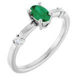 Bague en argent sterling avec émeraude de synthèse et diamants naturels (0,05 carat au total).