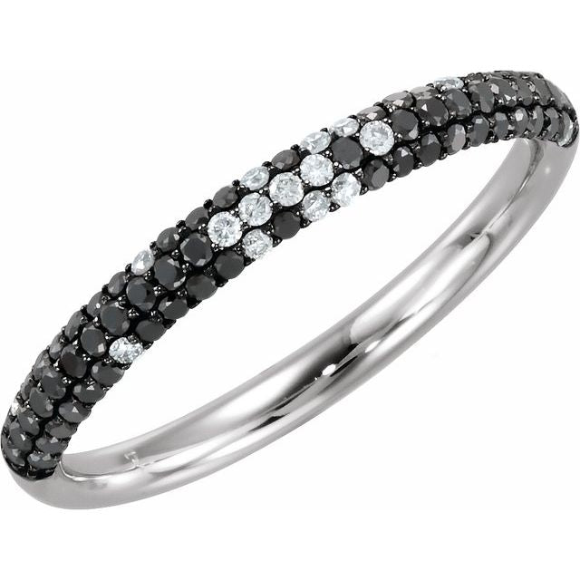 Bague pavée de diamants noirs et blancs naturels en or 14 carats rhodié noir, 3/8 carat au total.