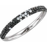 Bague pavée de diamants noirs et blancs naturels en or 14 carats rhodié noir, 3/8 carat au total.
