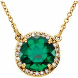 Collier de 40 cm (16 pouces) en or jaune 14 carats, orné d'une émeraude de laboratoire de 8 mm et de diamants naturels (0,05 carat au total).