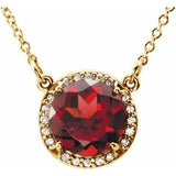 Collier de 40 cm (16 pouces) en or jaune 14 carats, serti d'un grenat naturel du Mozambique de 8 mm et de diamants naturels (0,05 carat au total).