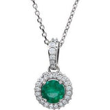 Collier en platine, émeraude naturelle et diamants naturels (0,25 carat au total), 45,7 cm (18 pouces).