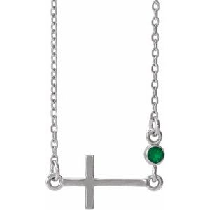 Collier croix latérale en or blanc 14 carats avec émeraude naturelle et 16-18 pouces