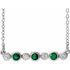 Collier en platine serti clos d'une émeraude de laboratoire et de diamants naturels (0,08 carat au total), 40-45 cm