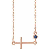 Collier croix latérale en or rose 14 carats et saphir bleu de laboratoire, 40-45 cm