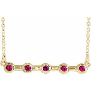 Collier de 40 cm (16 pouces) en or jaune 14 carats serti clos de rubis naturel.