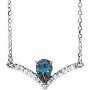 Collier de 40 cm (16 pouces) en or 14 carats, orné d'alexandrite blanche de laboratoire et de diamants naturels (0,06 carat au total).