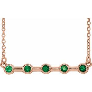 Collier de 40 cm (16 pouces) en or rose 14 carats serti clos d'une émeraude naturelle.