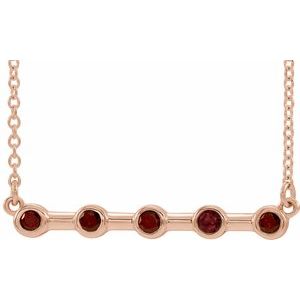 Collier de 40 cm (16 pouces) en or rose 14 carats serti clos d'un grenat naturel du Mozambique.