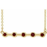 Collier de 40 cm (16 pouces) en or jaune 14 carats serti clos d'un grenat naturel du Mozambique.