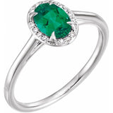 Bague en or 14 carats avec émeraude de laboratoire blanche de 7 x 5 mm et diamants naturels (0,03 carat au total).