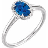 Bague en or blanc 14 carats sertie d'un saphir bleu de laboratoire de 7 x 5 mm et de diamants naturels (0,03 carat au total).