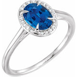 Bague en or blanc 14 carats sertie d'un saphir bleu de laboratoire de 8 x 6 mm et de diamants naturels (0,04 carat au total).