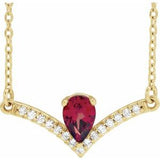 Collier de 45,7 cm (18 pouces) en or jaune 14 carats, serti d'un grenat naturel du Mozambique et de diamants naturels (0,06 carat au total).