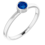 Bague en argent sterling rhodié avec saphir bleu d'imitation de 4 mm