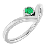 Bague en V sertie d'une émeraude naturelle en platine