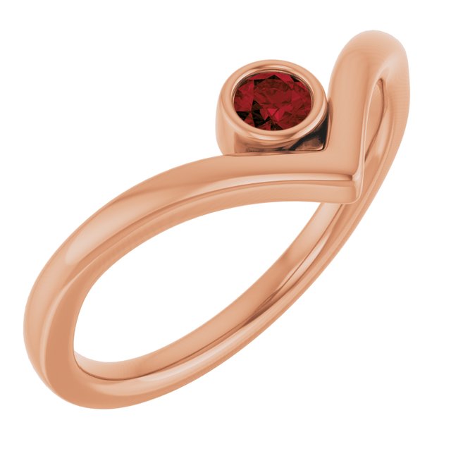 Bague en V sertie d'un grenat naturel du Mozambique en or rose 14 carats.