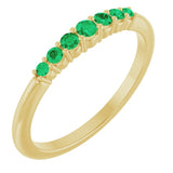 Bague empilable en or jaune 14 carats avec émeraude naturelle