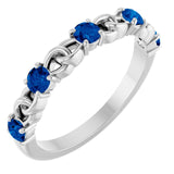 Bague empilable en or blanc 14 carats et saphir bleu de laboratoire