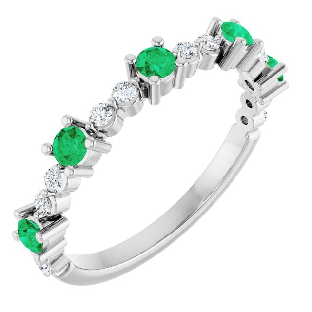 Bague en or 14 carats sertie d'une émeraude blanche naturelle et de diamants naturels (0,25 carat au total).