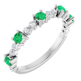 Bague en or 14 carats sertie d'une émeraude blanche naturelle et de diamants naturels (0,25 carat au total).