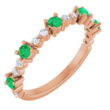 Bague en or 14 carats sertie d'une émeraude de laboratoire rose et de diamants naturels (0,25 carat au total).