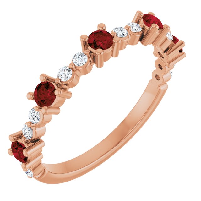 Bague en or rose 14 carats sertie d'un grenat naturel du Mozambique et de diamants naturels (0,25 carat au total).