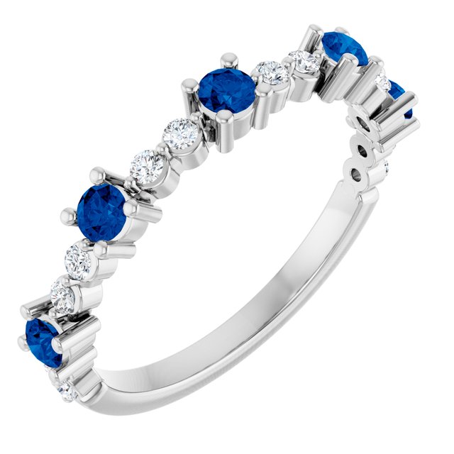 Bague en platine, saphir bleu de laboratoire et diamants naturels (0,25 carat au total).