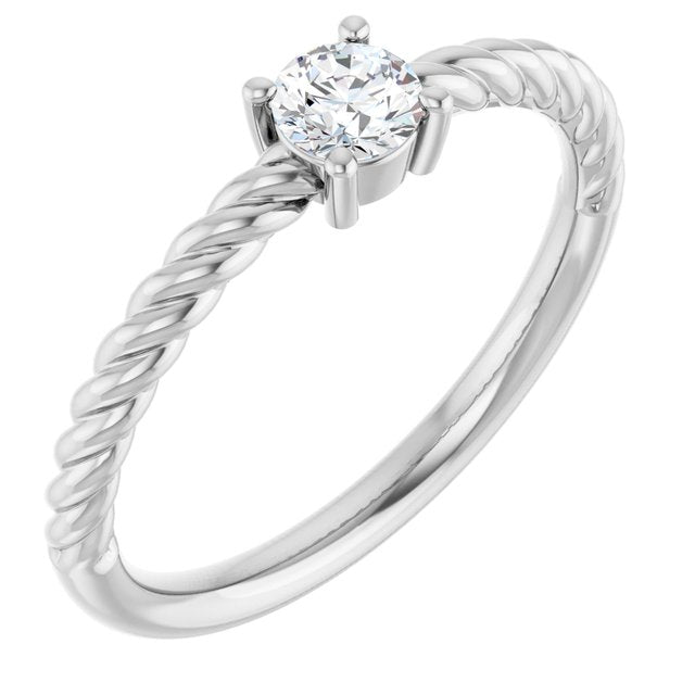 Bague solitaire en or 14 carats avec saphir blanc naturel de 4 mm et monture corde.