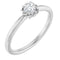 Bague solitaire en argent sterling et saphir blanc naturel sertie d'un saphir blanc naturel.