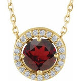 Collier de style halo en or jaune 14 carats, serti d'un grenat naturel du Mozambique et de diamants naturels (0,05 carat au total), d'une longueur de 40,6 cm (16 pouces).