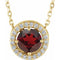 Collier de style halo en or jaune 14 carats, serti d'un grenat naturel du Mozambique et de diamants naturels (0,05 carat au total), d'une longueur de 40,6 cm (16 pouces).