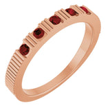 Bague empilable en or rose 14 carats et grenat naturel du Mozambique