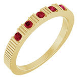 Bague empilable en or jaune 14 carats avec rubis de laboratoire