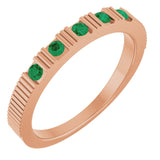 Bague empilable en or rose 14 carats avec émeraude de laboratoire