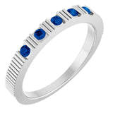 Bague empilable en or blanc 14 carats et saphir bleu de laboratoire