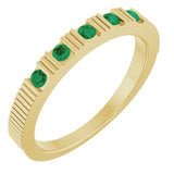 Bague empilable en or jaune 14 carats avec émeraude naturelle