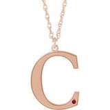 Collier en argent sterling plaqué or rose 14 carats avec initiale C en rubis d'imitation gravable, 45,7 cm (18 pouces).