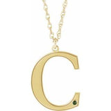 Collier en argent sterling plaqué or jaune 14 carats avec initiale C en péridot d'imitation gravable, 45,7 cm (18 pouces).