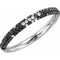 Bague pavée de diamants noirs et blancs naturels en or 14 carats rhodié noir, 3/8 carat au total.