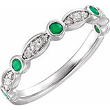 Bague en or 14 carats sertie d'une émeraude blanche naturelle et de diamants naturels (0,25 carat au total).