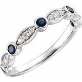 Bague en or blanc 14 carats, saphir bleu naturel et diamants naturels (0,25 carat au total).