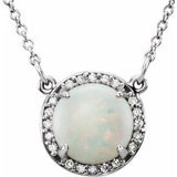 Collier en or blanc 14 carats, opale blanche naturelle de 8 mm et diamants naturels (0,05 carat au total), 40,6 cm (16 pouces).