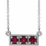 Collier trois pierres en platine et rubis de laboratoire, 40-45 cm