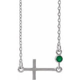 Collier croix latérale en or blanc 14 carats avec émeraude naturelle et 16-18 pouces