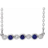 Argent sterling, saphir bleu de laboratoire et 0,08 Collier serti clos de diamants naturels CTW 16-18 pouces