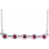 Collier en platine avec rubis de laboratoire serti clos, 40 cm (16 pouces).