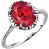 Bague en or blanc 14 carats sertie d'un rubis de laboratoire de 10 x 8 mm et de diamants naturels (0,06 carat au total).
